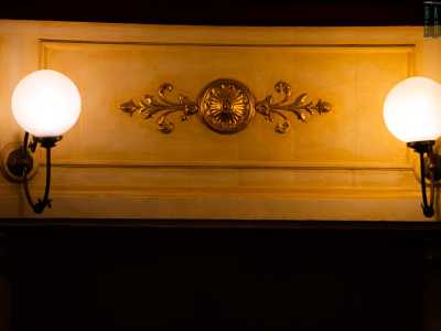 I parapetti sono decorati con fregi in oro e riquadri con maschere e fiori